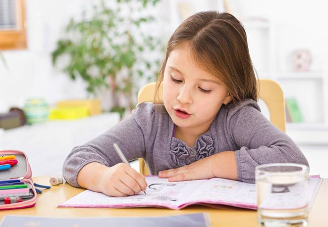 Bé luyện tập tiếng Anh tại nhà  